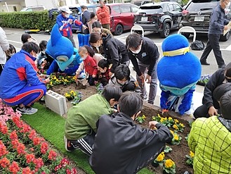 浜松市立芳川小学校での植樹化活動の様子
2022年10月