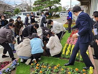 企業協賛莫り学校花壇整備